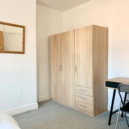 Cheerful 2 Bedroom Residential Home - Free Parking Лидс Экстерьер фото
