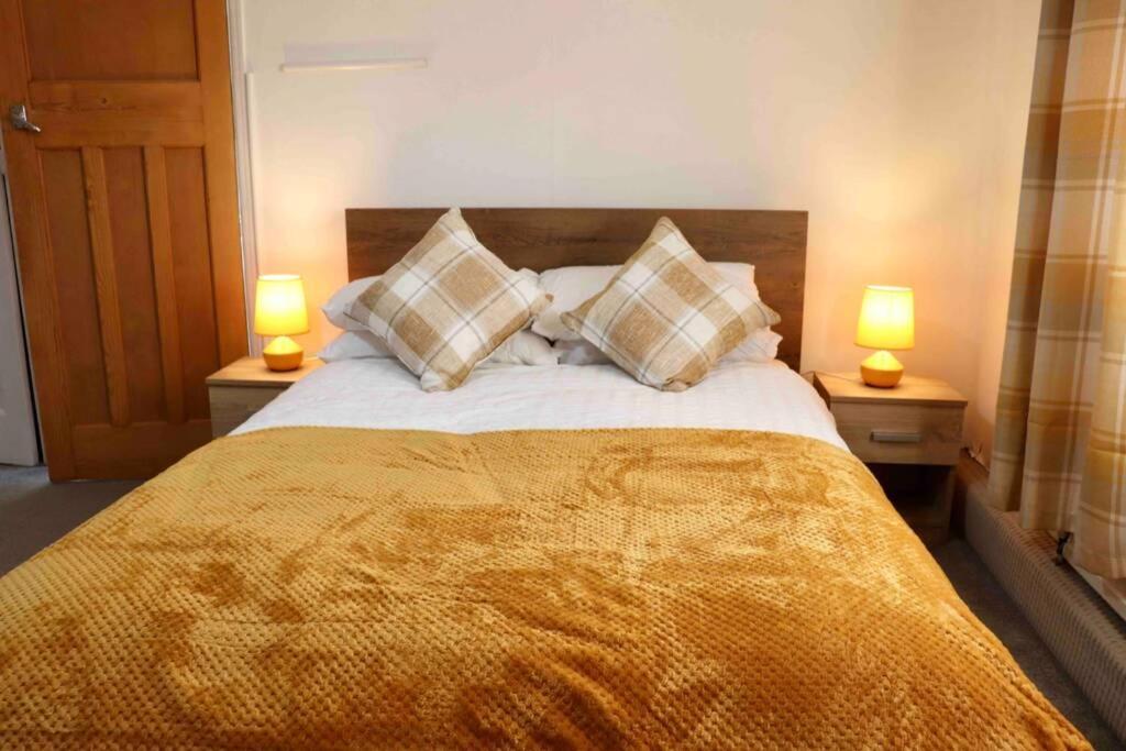 Cheerful 2 Bedroom Residential Home - Free Parking Лидс Экстерьер фото