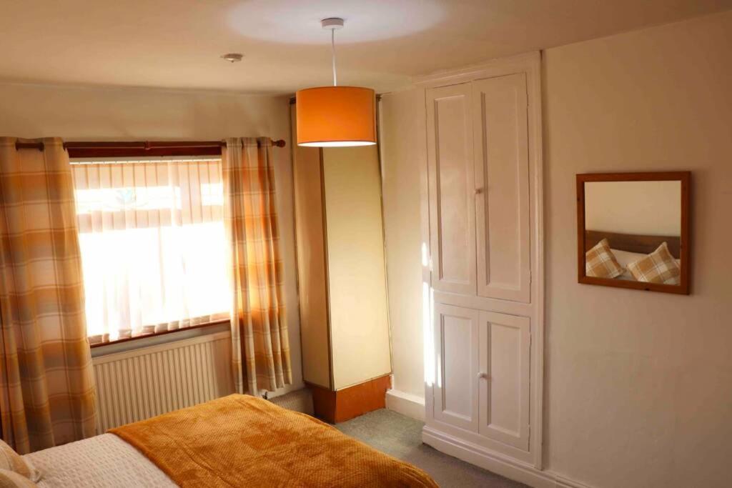 Cheerful 2 Bedroom Residential Home - Free Parking Лидс Экстерьер фото