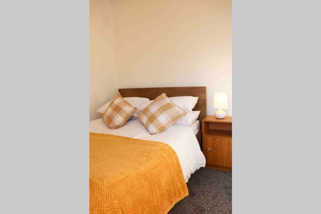 Cheerful 2 Bedroom Residential Home - Free Parking Лидс Экстерьер фото