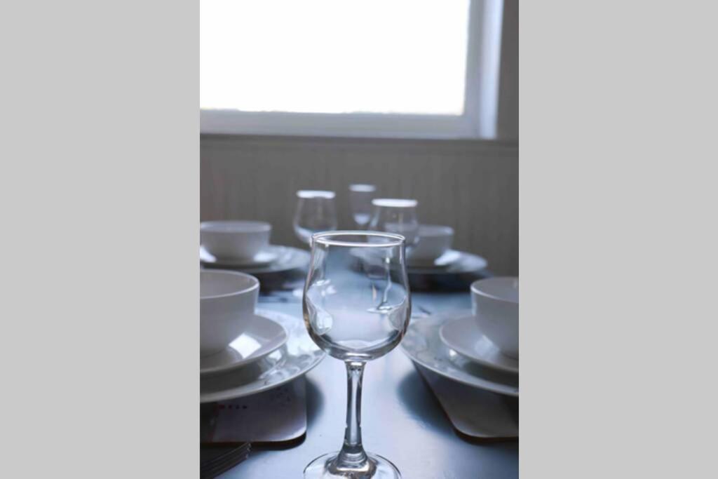 Cheerful 2 Bedroom Residential Home - Free Parking Лидс Экстерьер фото