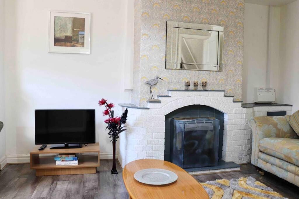 Cheerful 2 Bedroom Residential Home - Free Parking Лидс Экстерьер фото