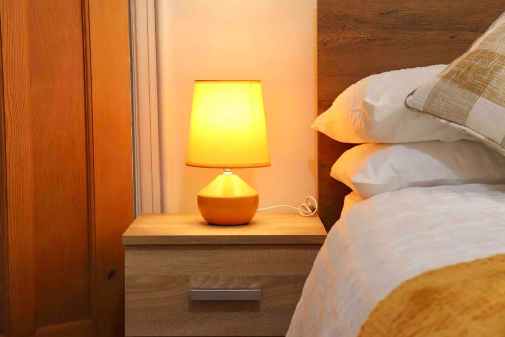 Cheerful 2 Bedroom Residential Home - Free Parking Лидс Экстерьер фото