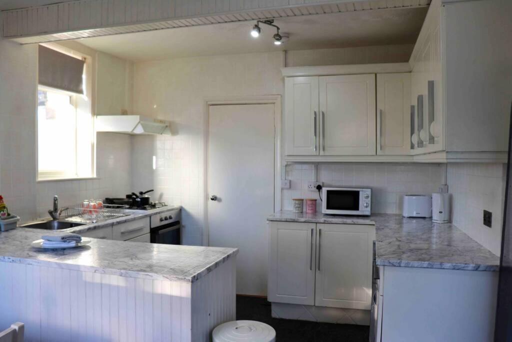 Cheerful 2 Bedroom Residential Home - Free Parking Лидс Экстерьер фото