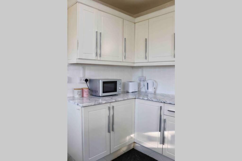 Cheerful 2 Bedroom Residential Home - Free Parking Лидс Экстерьер фото
