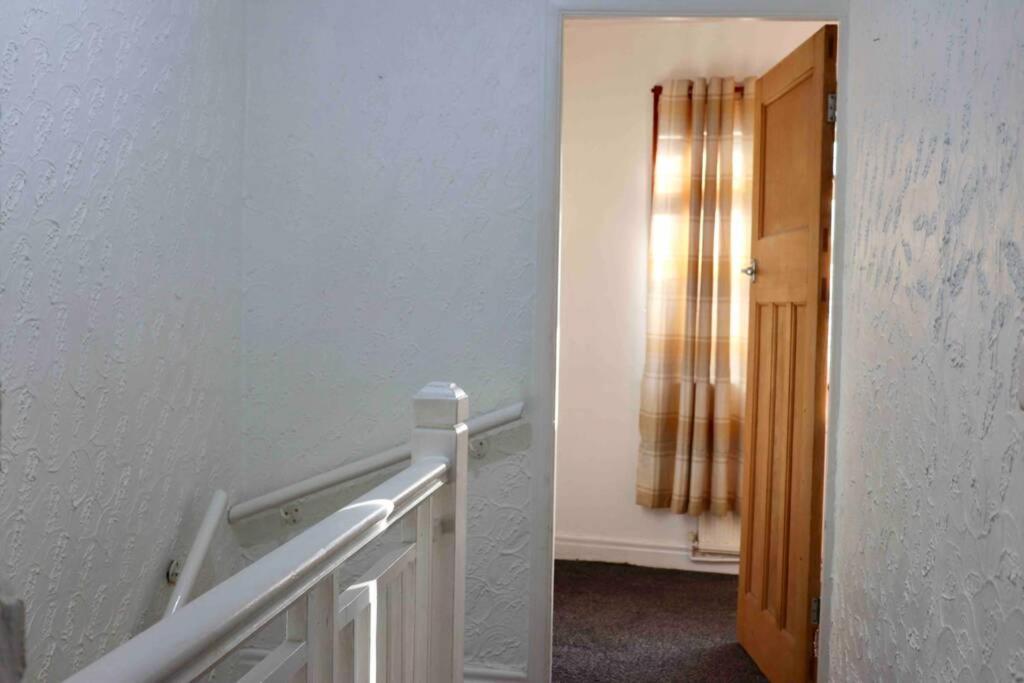Cheerful 2 Bedroom Residential Home - Free Parking Лидс Экстерьер фото
