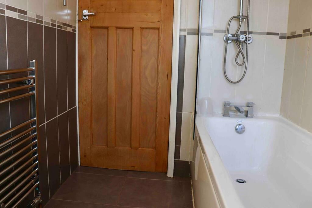 Cheerful 2 Bedroom Residential Home - Free Parking Лидс Экстерьер фото