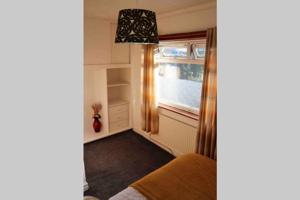 Cheerful 2 Bedroom Residential Home - Free Parking Лидс Экстерьер фото
