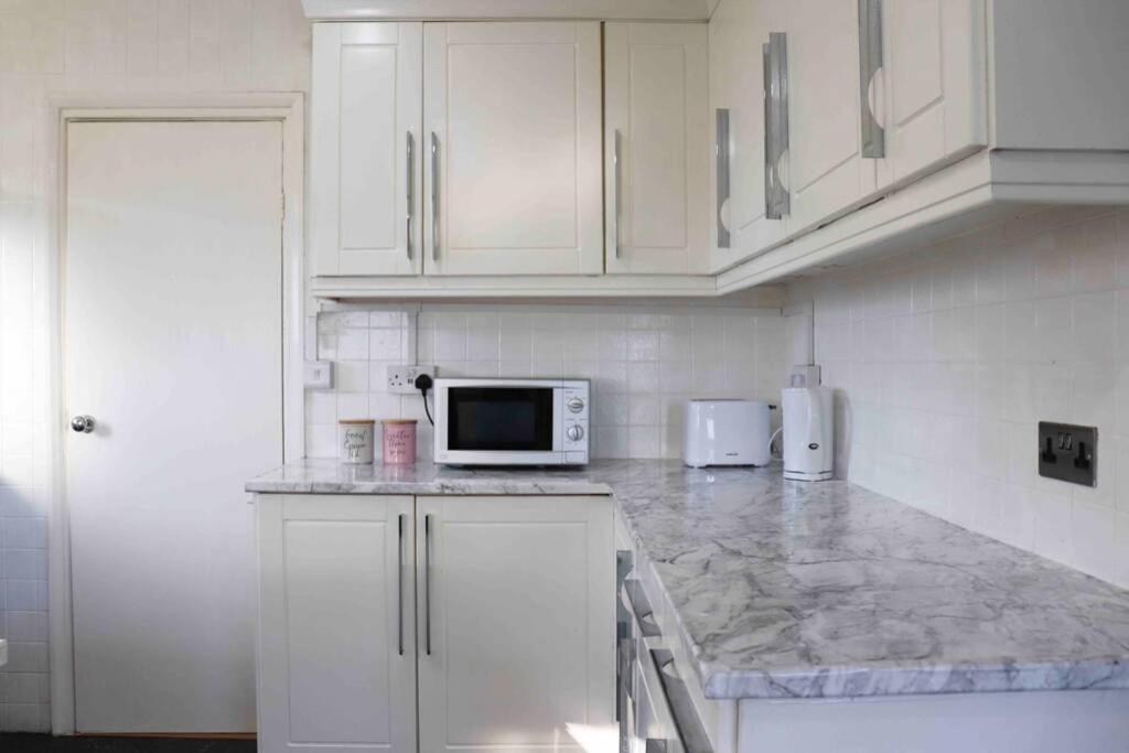 Cheerful 2 Bedroom Residential Home - Free Parking Лидс Экстерьер фото