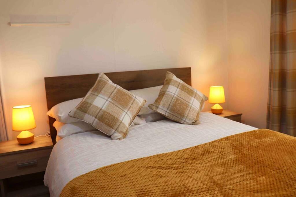 Cheerful 2 Bedroom Residential Home - Free Parking Лидс Экстерьер фото