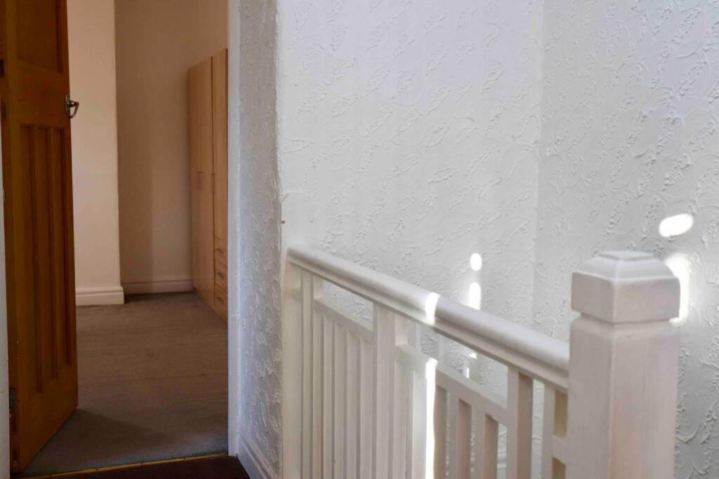 Cheerful 2 Bedroom Residential Home - Free Parking Лидс Экстерьер фото