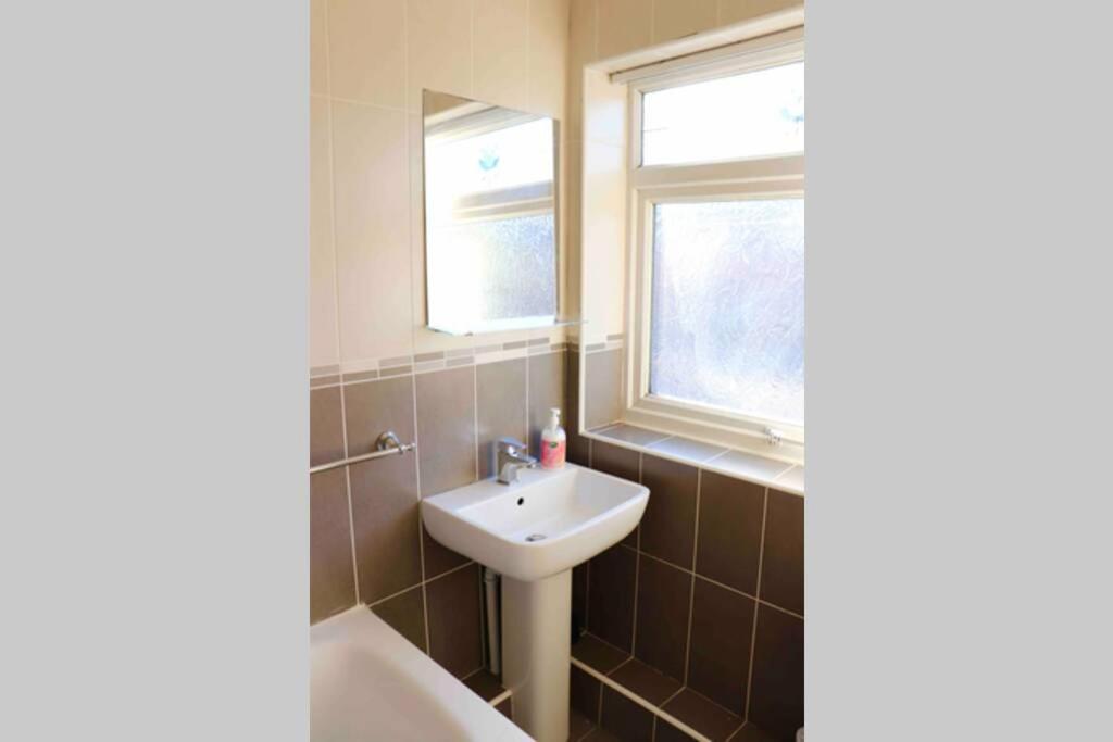 Cheerful 2 Bedroom Residential Home - Free Parking Лидс Экстерьер фото
