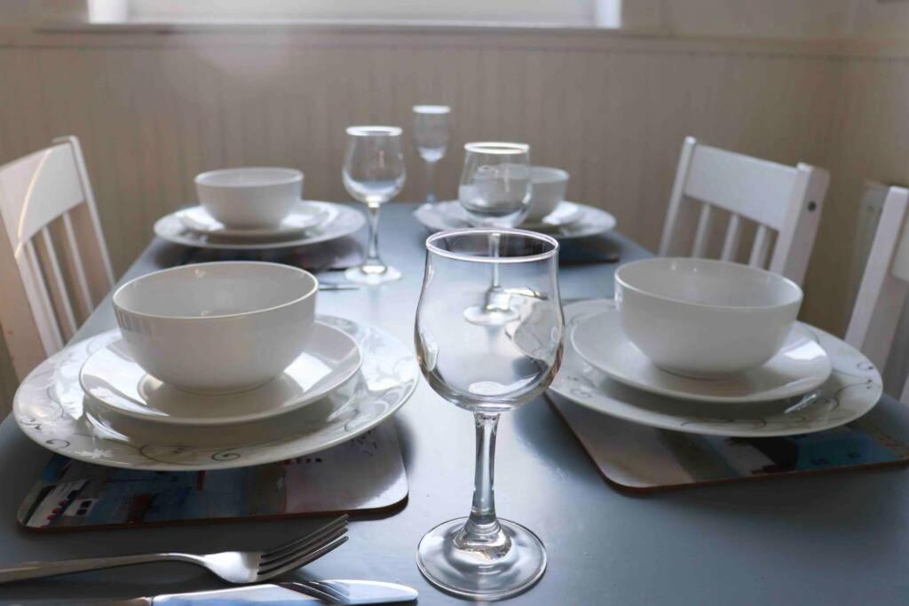 Cheerful 2 Bedroom Residential Home - Free Parking Лидс Экстерьер фото