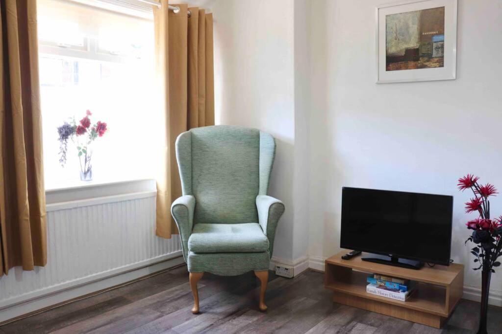 Cheerful 2 Bedroom Residential Home - Free Parking Лидс Экстерьер фото