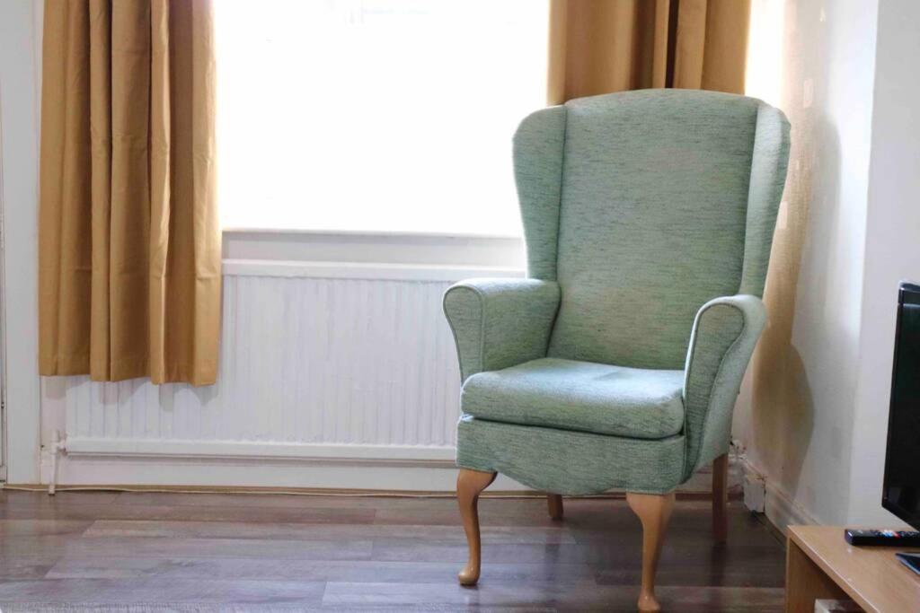 Cheerful 2 Bedroom Residential Home - Free Parking Лидс Экстерьер фото