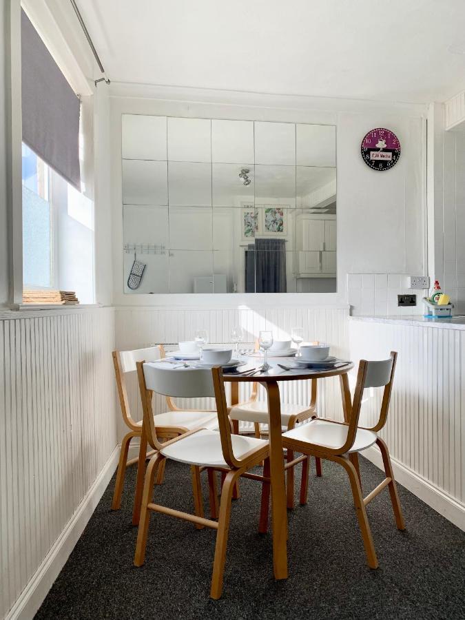 Cheerful 2 Bedroom Residential Home - Free Parking Лидс Экстерьер фото