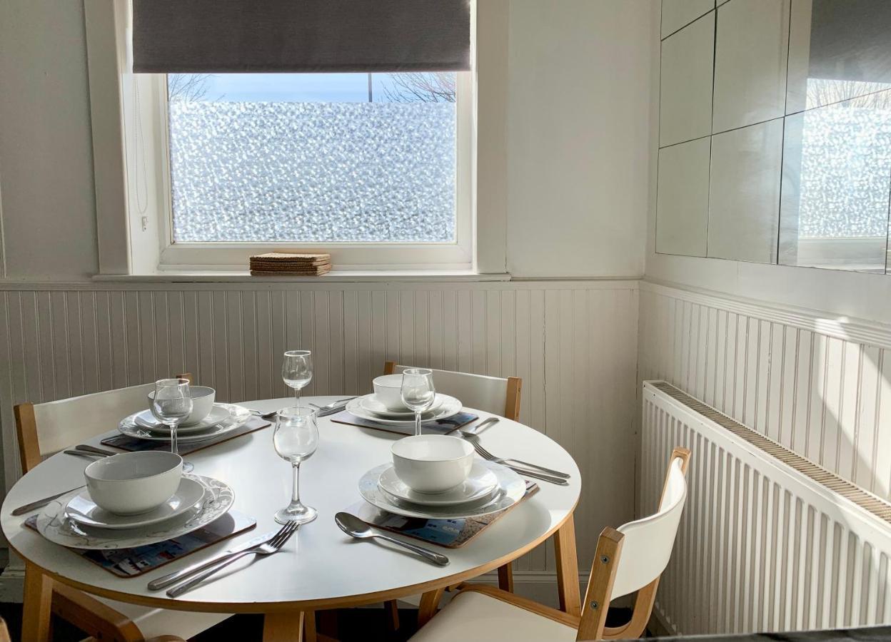 Cheerful 2 Bedroom Residential Home - Free Parking Лидс Экстерьер фото