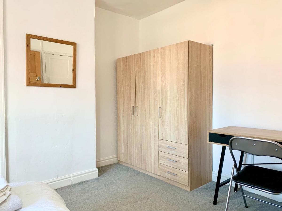 Cheerful 2 Bedroom Residential Home - Free Parking Лидс Экстерьер фото