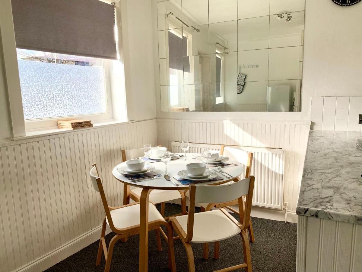 Cheerful 2 Bedroom Residential Home - Free Parking Лидс Экстерьер фото